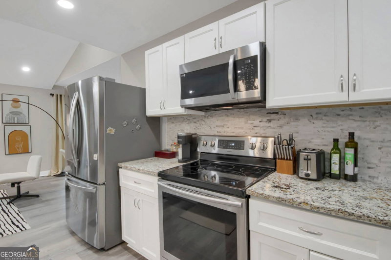 Photo 8 of 1901 Windsor Drive SW