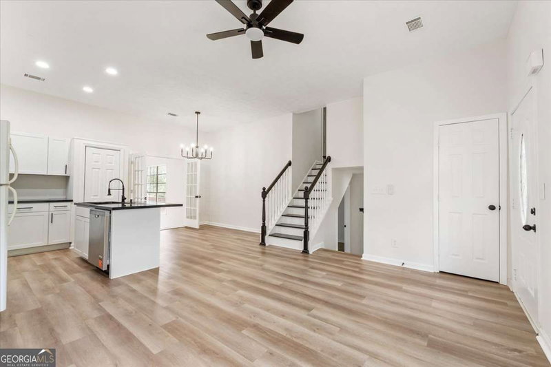 Photo 11 of 6653 Eastbriar Drive