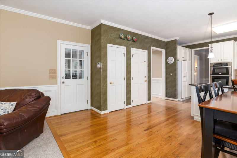 Photo 21 of 1918 De Winton Place