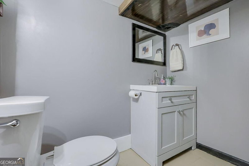 Photo 12 of 647 Alfred Road NW