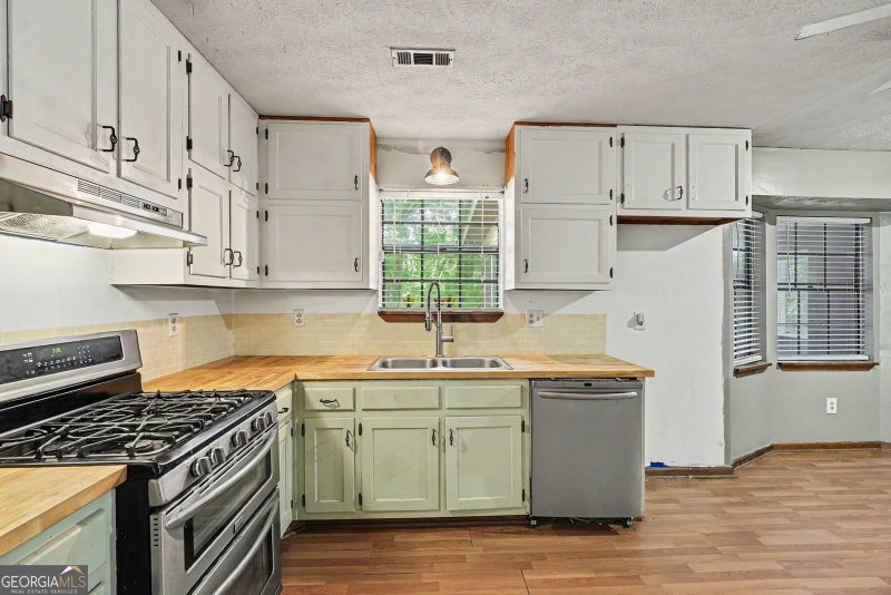 Photo 12 of 3011 Menlo Park Drive