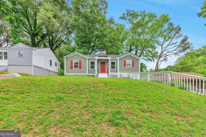 Photo 2 of 880 Pinehurst Terrace SW