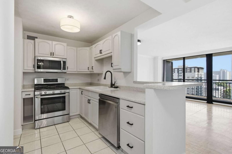 Photo 5 of 620 Peachtree Street NE #1607
