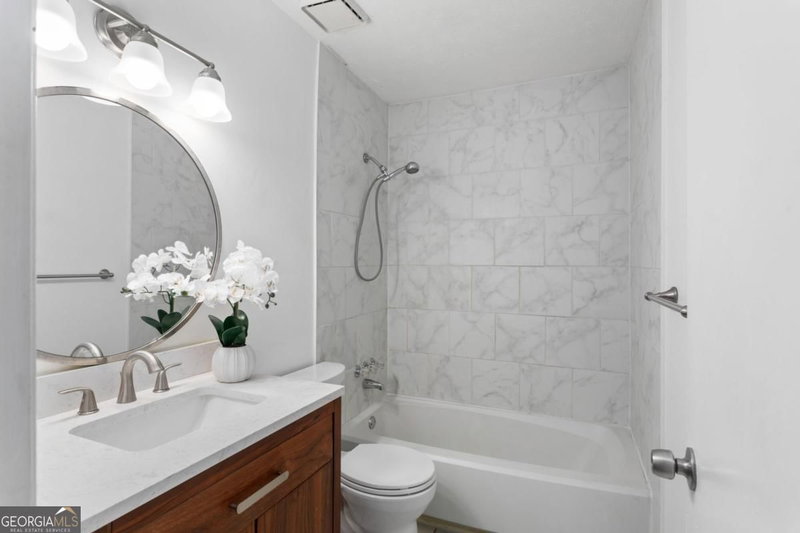 Photo 5 of 1009 McClelen Way