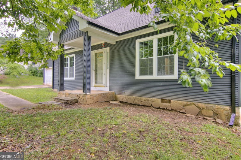 Photo 3 of 18 Regal Way NW
