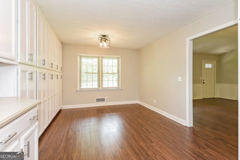 Photo 9 of 6581 Windsor Drive