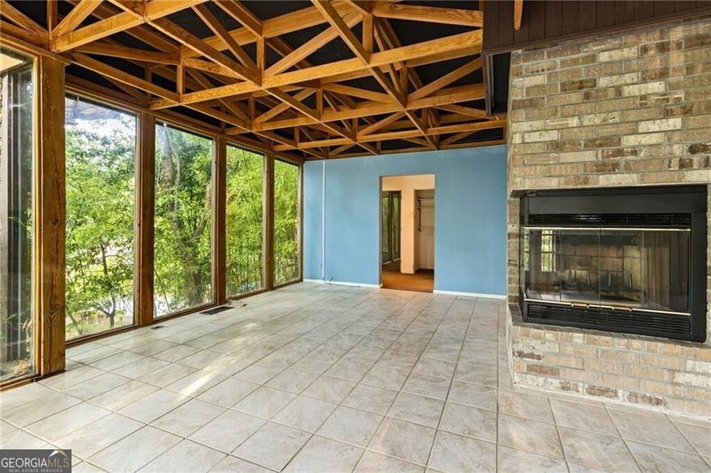 Photo 3 of 930 Charles Allen Drive NE