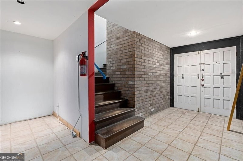 Photo 4 of 930 Charles Allen Drive NE