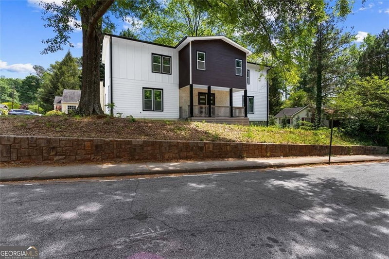 Photo 2 of 1081 Napier Street SE