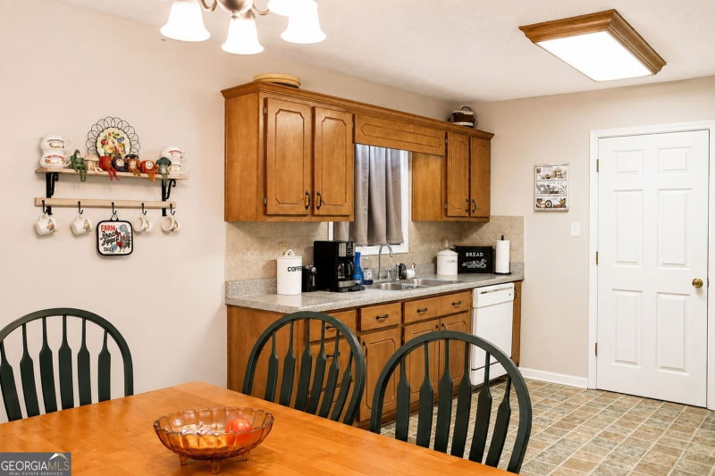 Photo 11 of 523 S River Drive