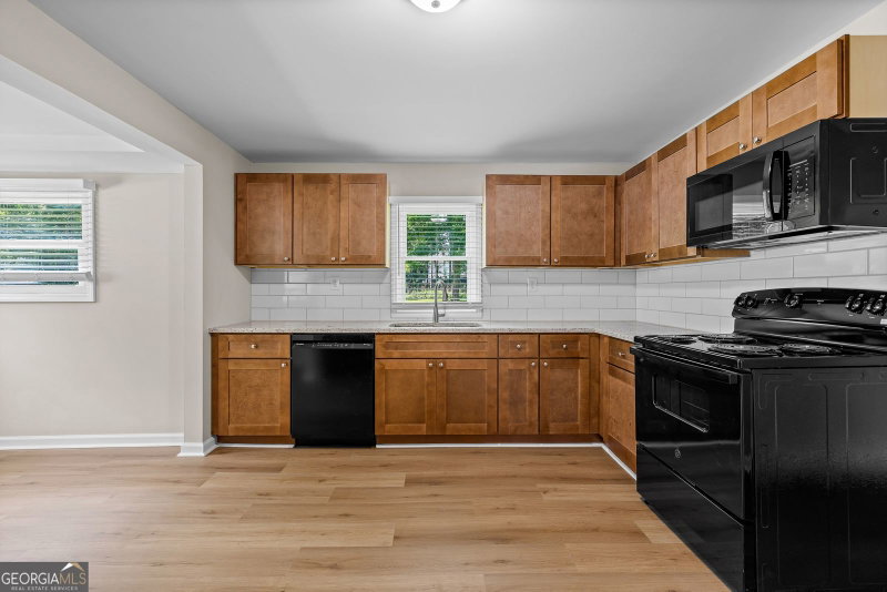Photo 11 of 51 E Jones Street