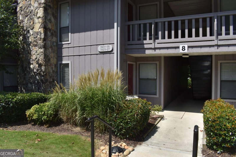 3923 Woodridge Way