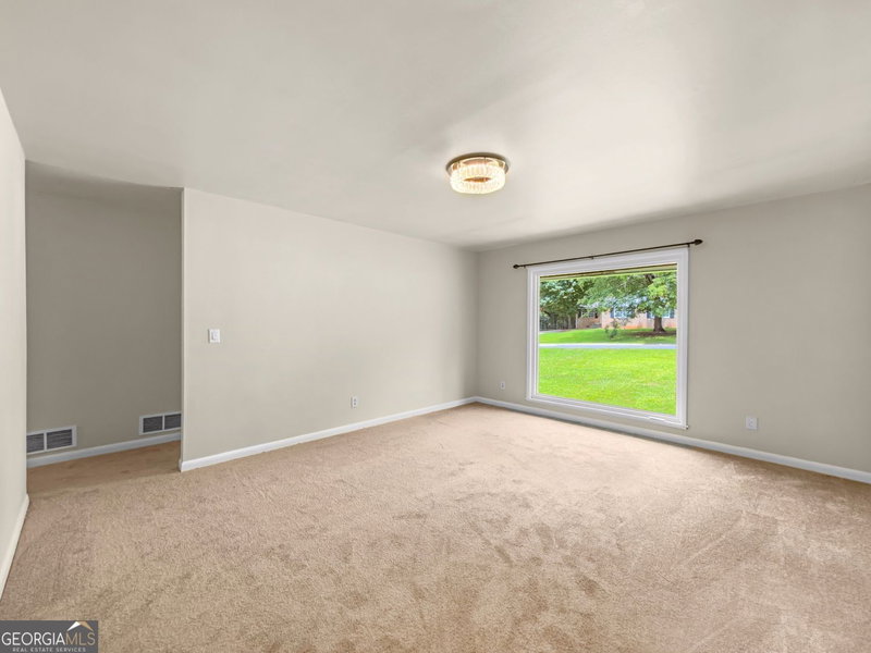 Photo 4 of 565 Wavelyn Way