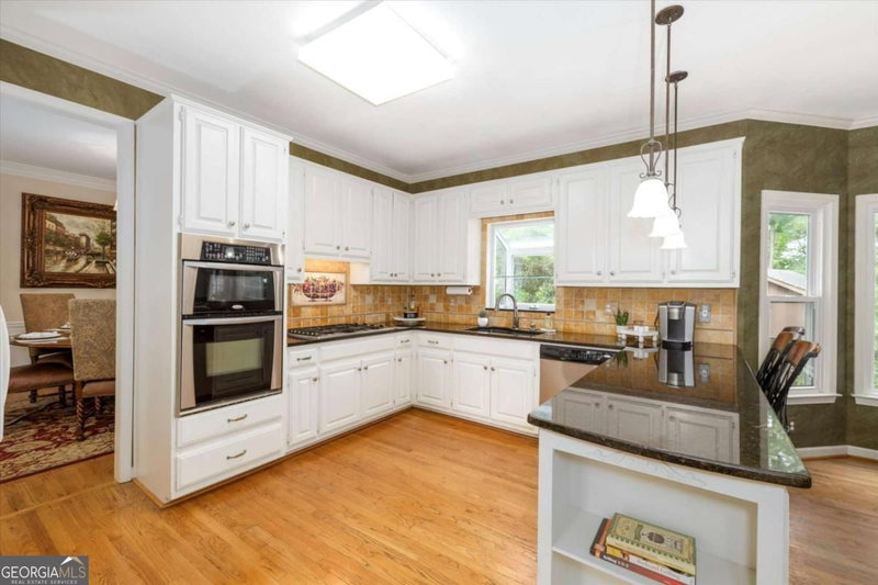 Photo 12 of 1918 De Winton Place