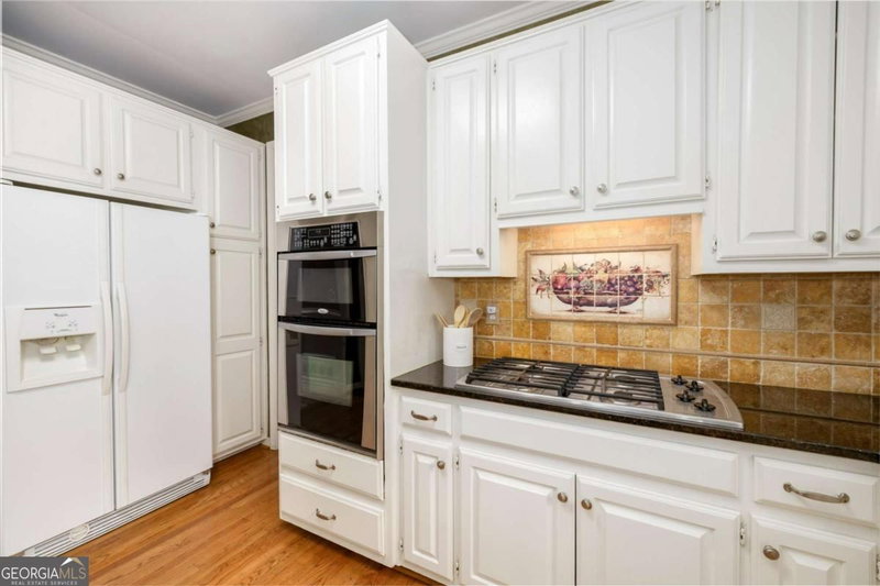 Photo 14 of 1918 De Winton Place