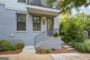 Photo 2 of 1280 Longreen Terrace NW