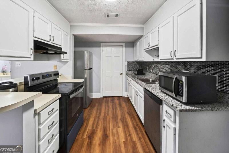Photo 9 of 6094 Queen Anne Court
