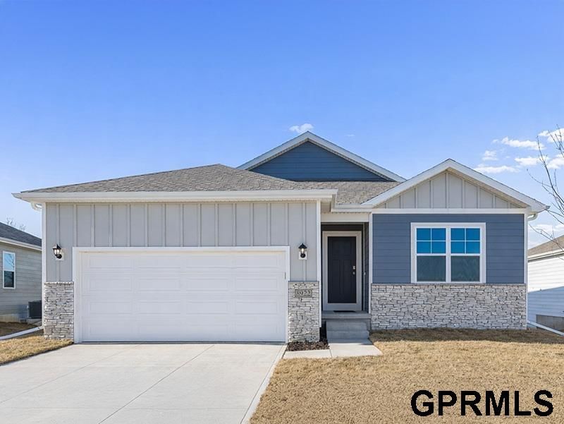 8820 S 184th Terrace, Omaha, NE 68136 — exterior front view
