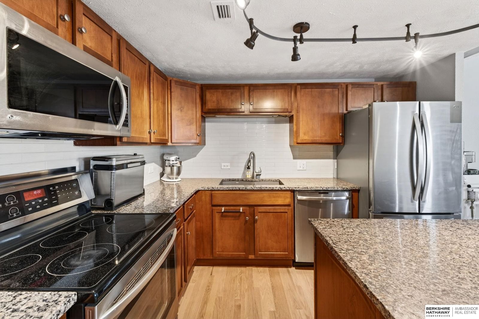 105 N 31st Avenue #505, Omaha, NE 68131 — kitchen view