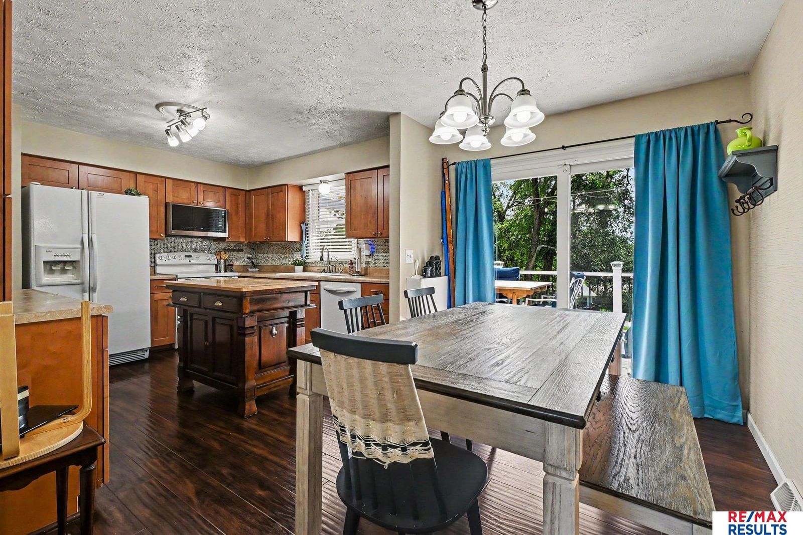 1005 Dogwood Circle, Bellevue, NE 68005 — kitchen view