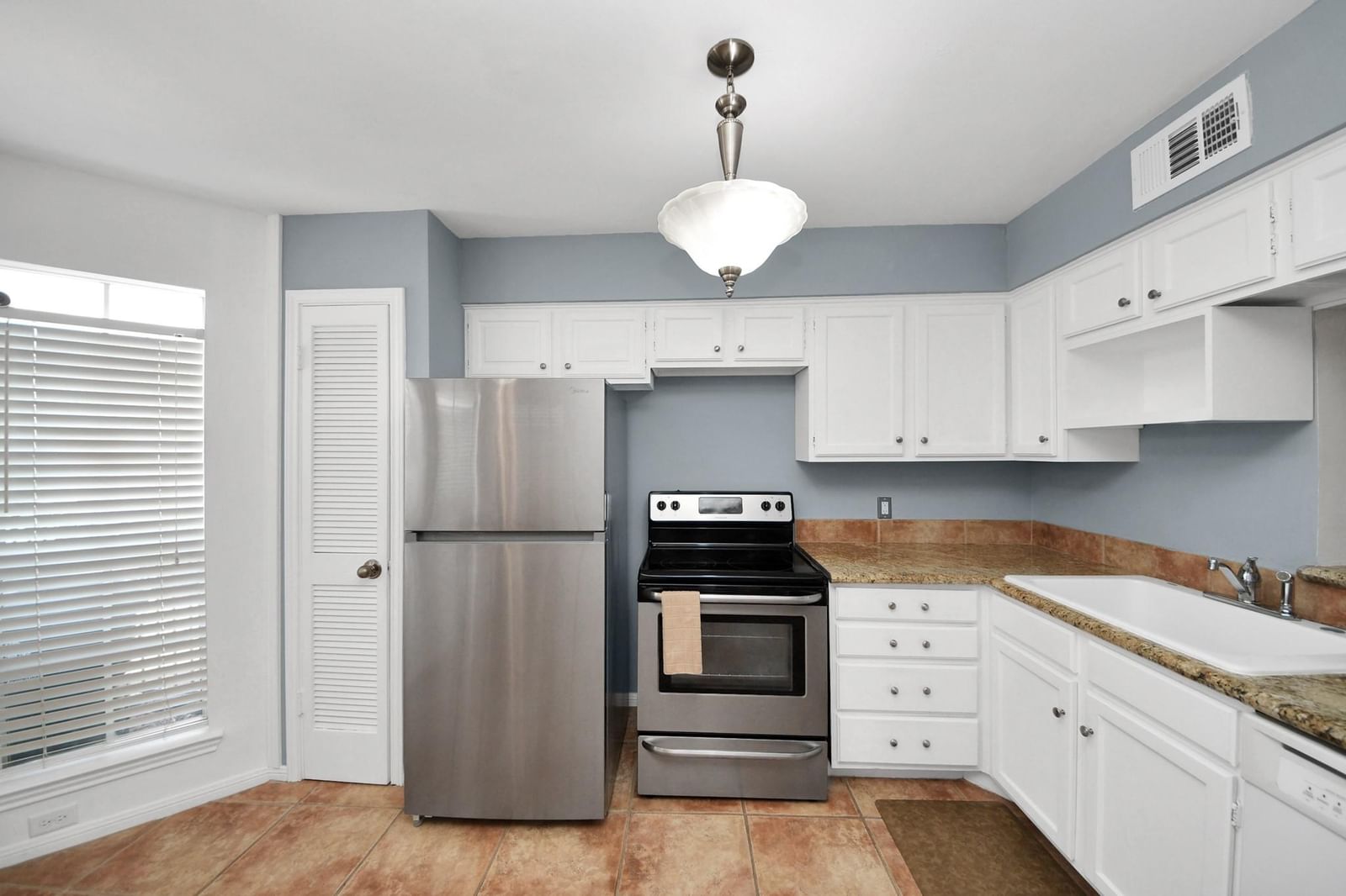 926 Rutland Street — photo 8