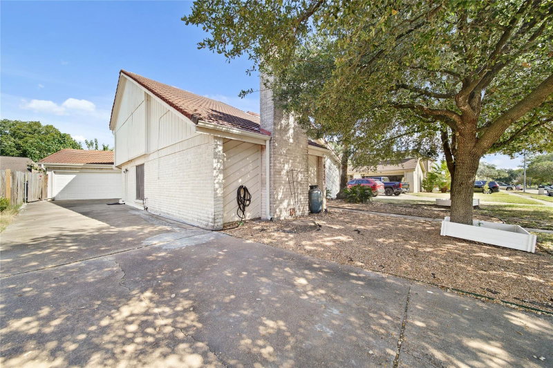 6122 Gallant Forest Drive
