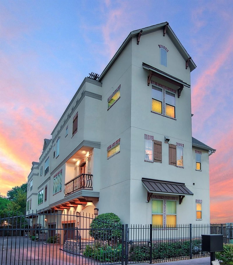 1126 West 16th Street #F