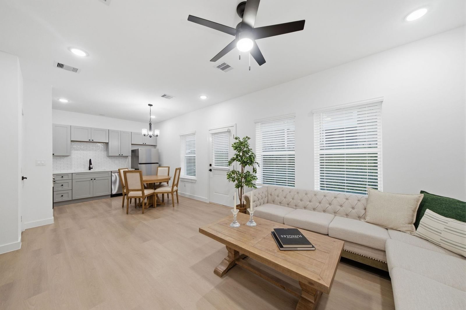 11621 Waldemar Drive — photo 3