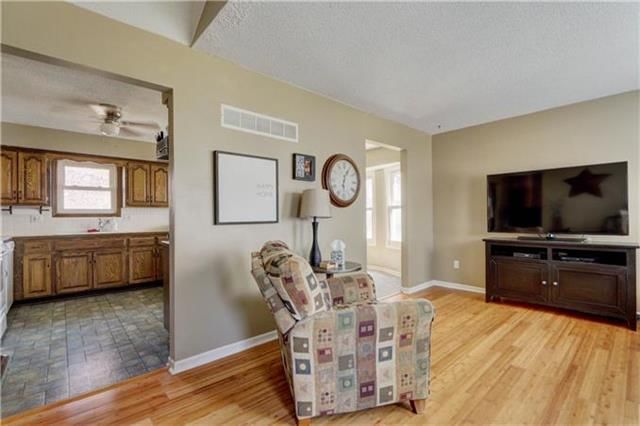 1904 E JAMESTOWN Drive — photo 4