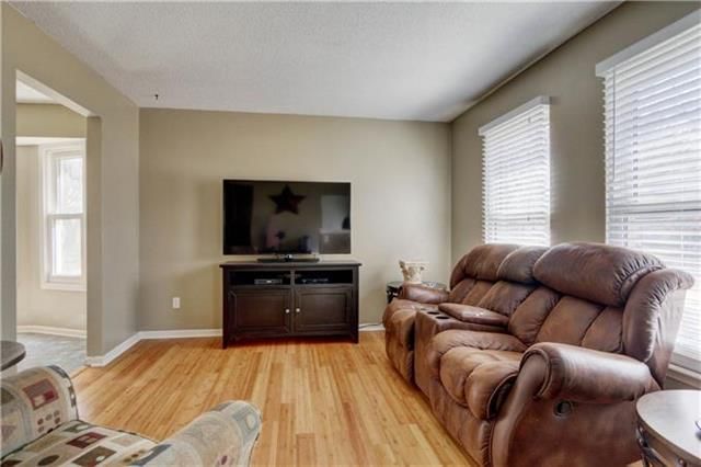 1904 E JAMESTOWN Drive — photo 5