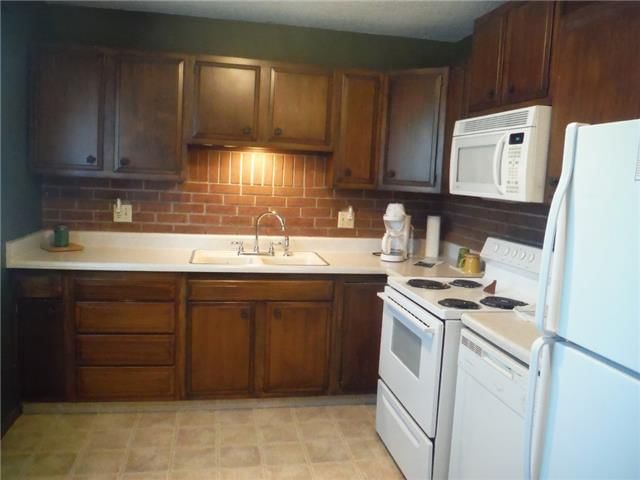 103 E Huffman Street — photo 2