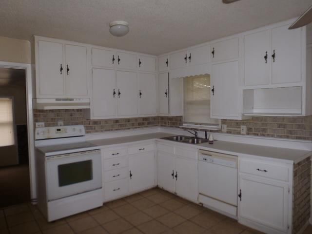 10515 CORRINGTON Avenue — photo 6