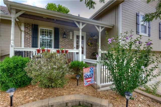 809 NE Colleen Drive — photo 2
