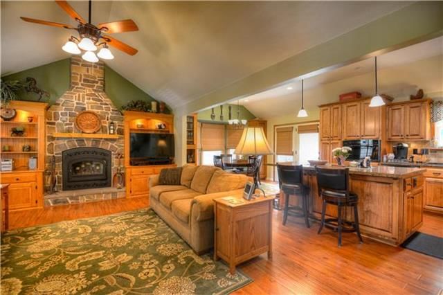 809 NE Colleen Drive — photo 4