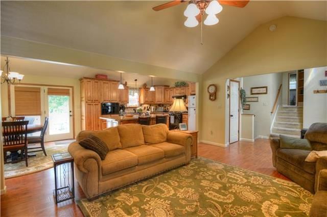 809 NE Colleen Drive — photo 5