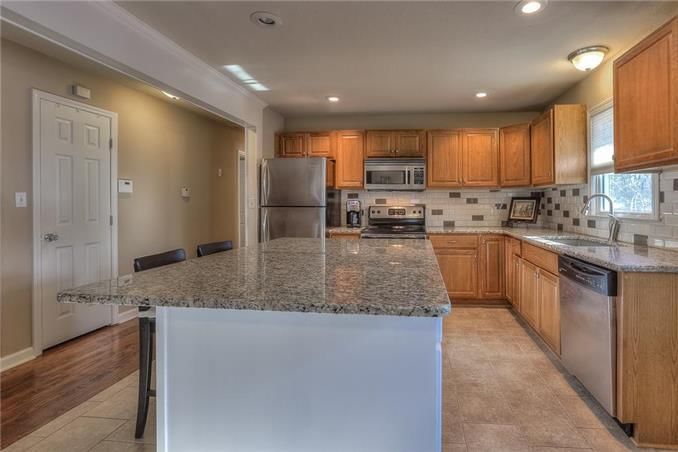 215 E 80th Terrace — photo 10