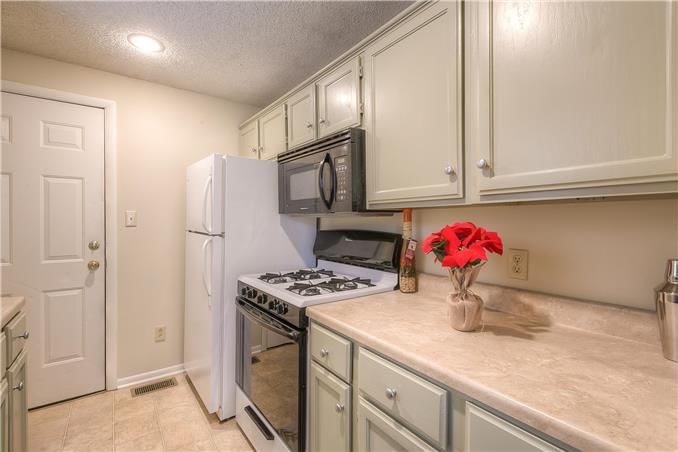 8146 Belleview Avenue — photo 6