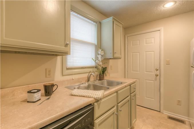 8146 Belleview Avenue — photo 7
