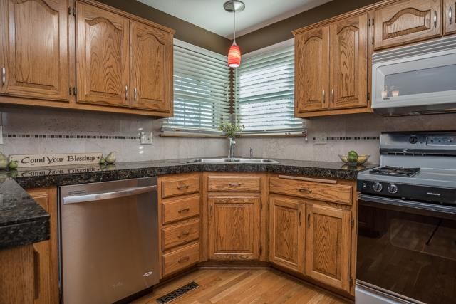 1605 NE WHITESTONE Drive — photo 7