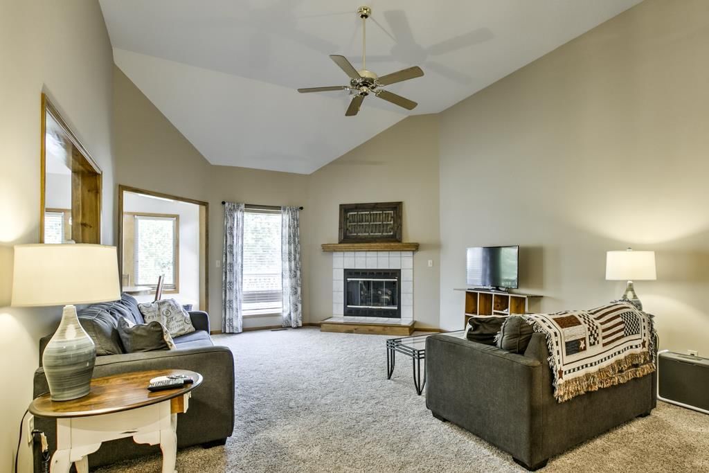 406 W 11th Terrace — photo 3