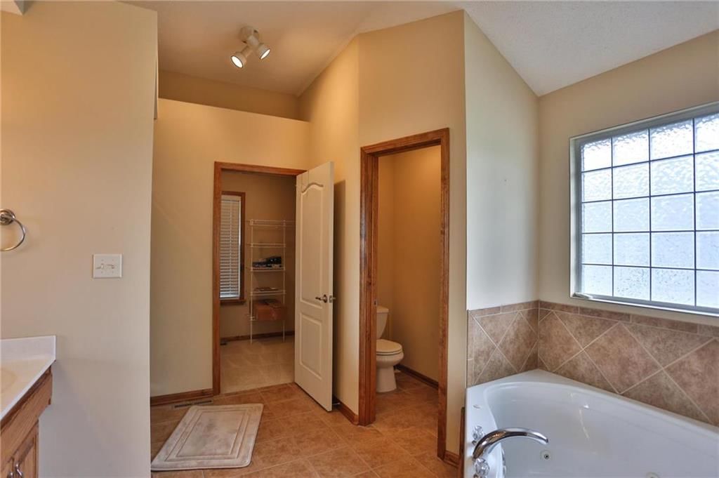 1915 NW Hedgewood Drive — photo 12