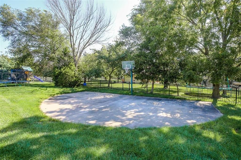 315 NW Rockwood Court — photo 25
