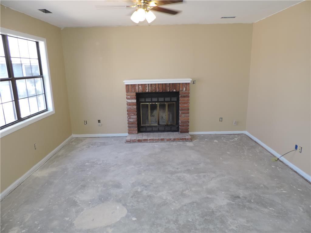927 Essex Court — photo 2