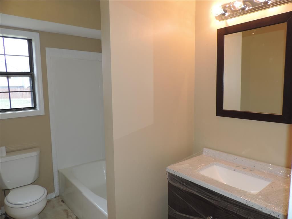 927 Essex Court — photo 4