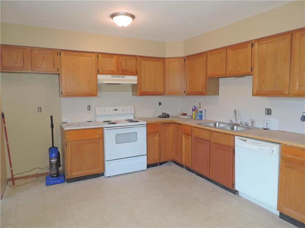 927 Essex Court — photo 6