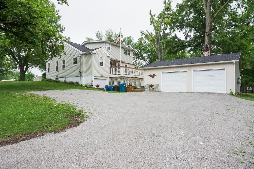 906 S Liberty Drive — photo 2