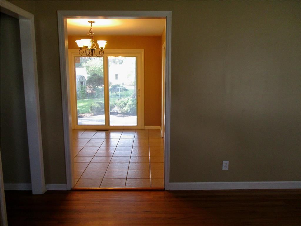 811 W 89th Street — photo 12