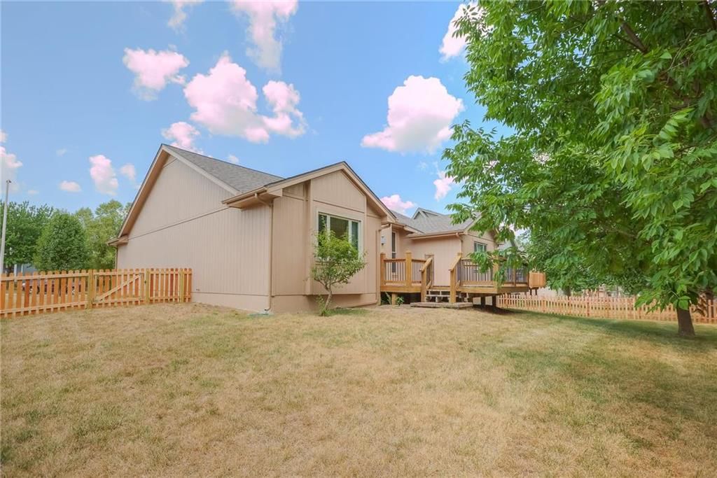 9805 N Hedges Avenue — photo 29