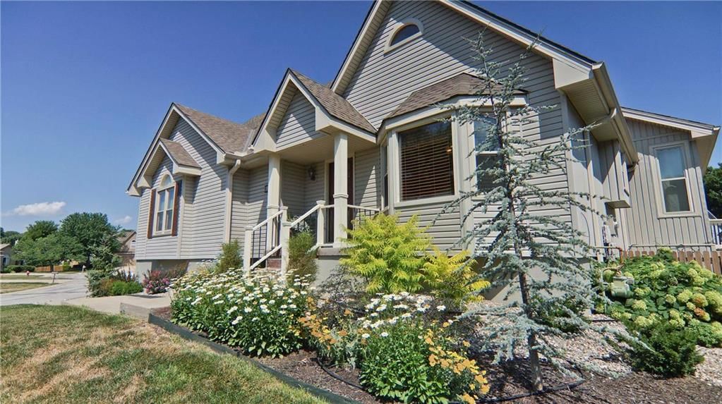 217 NE Bridgeport Court — photo 2