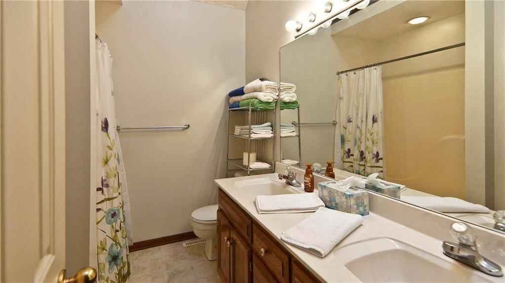 217 NE Bridgeport Court — photo 23